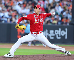 김광현 빛나고 <b>류현진</b> 흔들린 '빅매치'… SSG, 한화에 9-3 완승