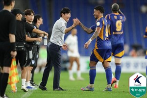 <b>데뷔전</b>에서 웃은 <b>신태용</b>… <b>울산</b>, 제주에 1-0 <b>승리</b> '11경기 연속 무승' 탈...