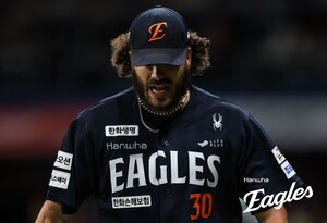 <b>한화 폰세</b>, 시즌 <b>종료</b> 직전 무패 마감… LG 우승 매직넘버 '5'