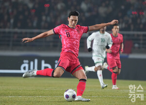축구 대표팀 MF <b>박용우</b>, 소속팀 경기서 무릎 부상… <b>십자인대 파열</b> 의심