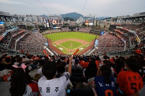 <b>프로야구</b> 사상 첫 1200만 관중… 입장 수입 2000억원대 '돈 버는' 스포츠...