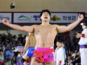 <b>최정만</b>, 추석씨름대회서 통산 23번째 <b>금강장사</b> 등극