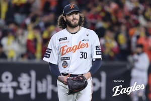 6이닝 2실점 호투에도… <b>한화 폰세</b>, KS 3차전 패전 위기