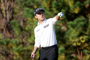 '33년 만에 4승 도전' <b>옥태훈</b>, KPGA 투어 <b>렉서스 마스터즈</b> 3R 공동 1위 도...