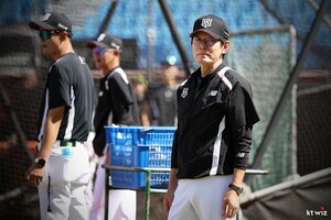 교류전 나서는 <b>이강철</b> <b>KT</b> <b>감독</b> "안현민 같은 선수 하나씩 올라왔으면"