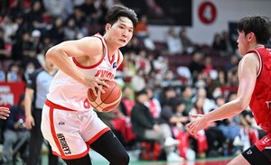 <b>워니</b>·<b>안영준</b> 47점 합작… 프로농구 SK, 정관장에 68-66 승