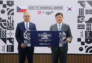 <b>허구연</b> <b>KBO</b> <b>총재</b>·이반 얀차렉 주한체코대사, 한국-체코 1차전 공동 <b>시구</b>...