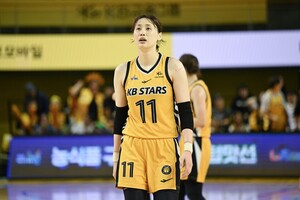 <b>강이슬</b> 27득점 11리바운드... 청주 KB, 아산 우리은행 꺾고 단독 선두 도...