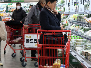'들썩이는 수입 먹거리'…연말 식탁 물가 <b>비상</b>, 외식업계도 긴장