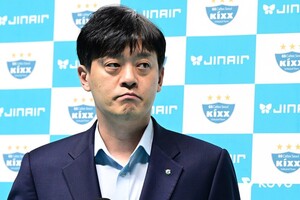'패장' <b>이영택</b> GS칼텍스 <b>감독</b> "1세트 결과 아쉬워, 선수들 기죽지 않게 ...