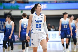 '<b>김단비</b> 24득점' <b>여자농구</b> 우리은행, BNK 제압하고 4연승 질주