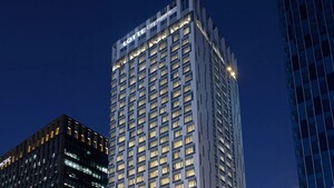 곳간 마르는 호텔롯데, 계열사 보증·지원 '혹'까지[The SIGNAL] - 뉴스 썸네일 이미지