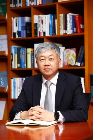 KB국민은행, 신임 사외이사 후보 연태훈 금융연 연구위원 추천 - 뉴스 썸네일 이미지