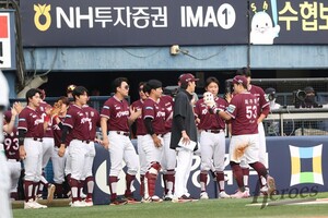 프로야구 <b>키움</b>, 젠슨 황 시구 나선 <b>두산</b>에 4-1 승