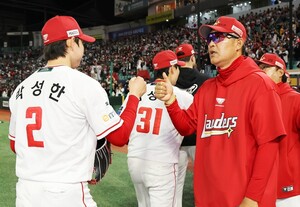 '<b>9연패 탈출</b>' 이숭용 <b>SSG</b> 감독, 김민준에게 엄지척