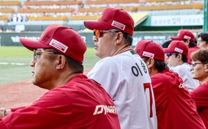 이숭용 <b>SSG</b> 감독 "막내 <b>김민준</b>, 홈 첫 승 축하"