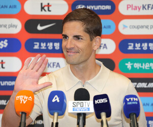 "한국 <b>축구</b> 더 자랑스럽게" 입국한 모레노 감독의 다짐