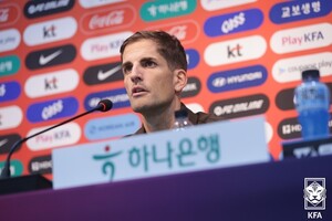 '<b>우루과이전 대패</b>' 모레노 감독 "팬분들께 사과"