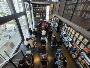 턴테이블로 듣는 누자베스 명반... 서울 음악 여행의 멋 - 뉴스 썸네일 이미지