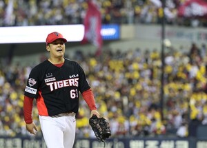 KIA <b>시라카와</b>, 가을야구 데뷔전서 5이닝 1실점… <b>승리</b> 요건 충족